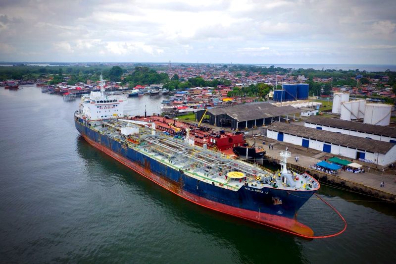 Buque-tanque atracado en el muelle de Tumaco